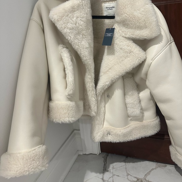 Abercrombie & Fitch Oversized Shearling Sherpa lined Jacket in white - Picture 8 of 8